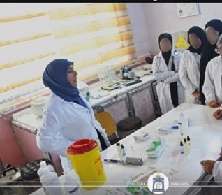 ورشة علمية في قسم العلوم حول تحديد فصائل الدم والعامل الريسي.